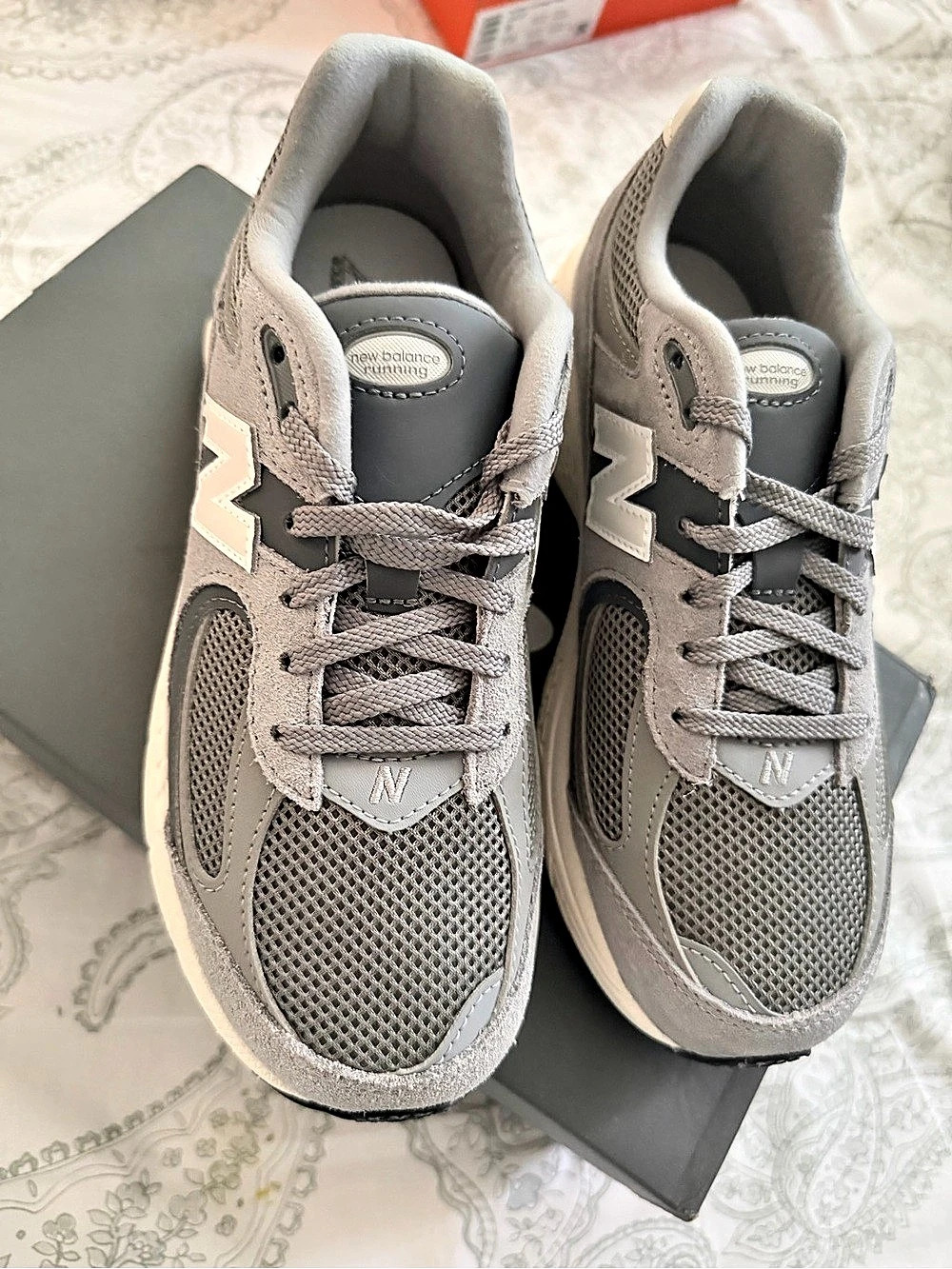 New Balance 2002R Sneakers Gray UK 41⁄2 Like New